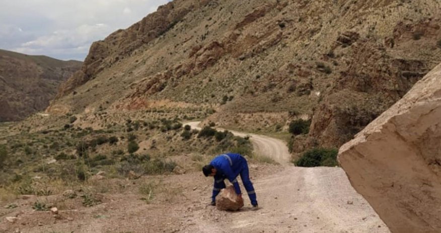 Şərurun kənd yolunda qaya uçqunu olub