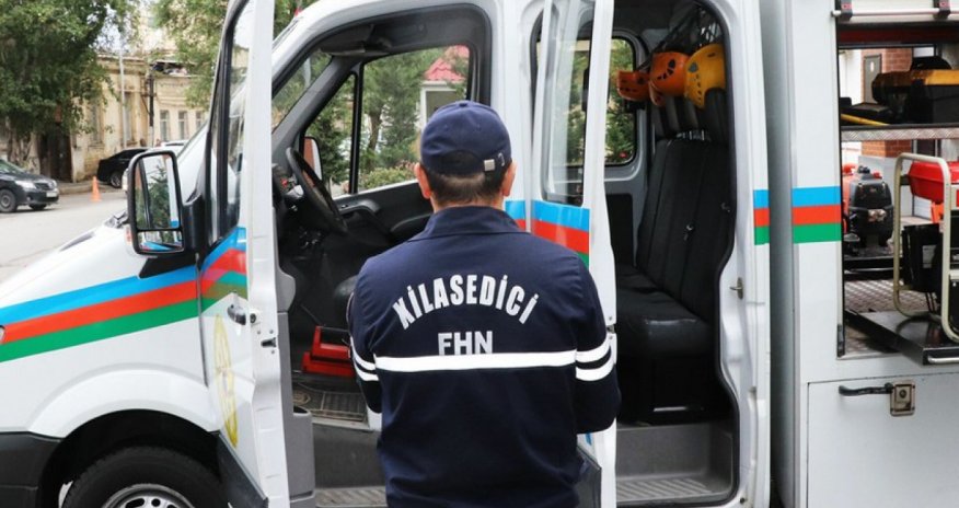 Avtomobildə sıxılı vəziyyətdə qalan şəxs xilas edilib - Video