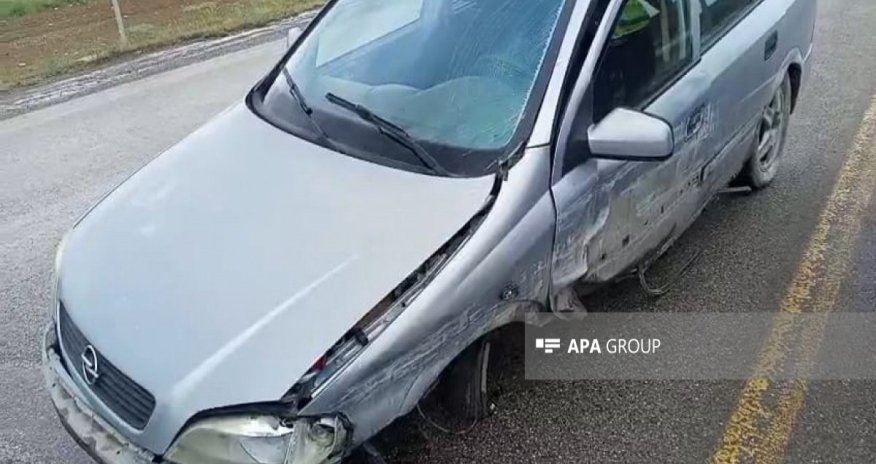 Goranboyda minik maşını dəmir arakəsməyə çırpılıb