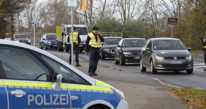 Автомобиль въехал в толпу людей в Германии