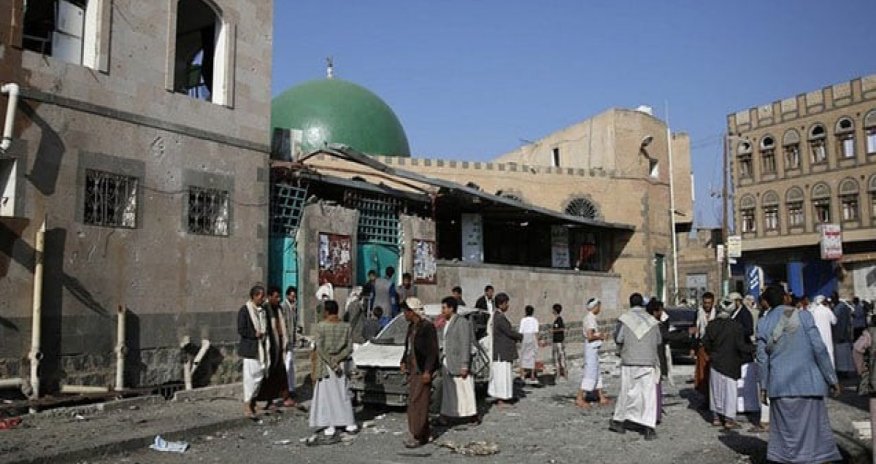 В Йемене мужчина бросил гранату и устроил стрельбу в мечети