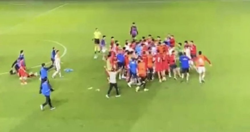 Массовая драка на матче Азербайджан - Черногория - ВИДЕО