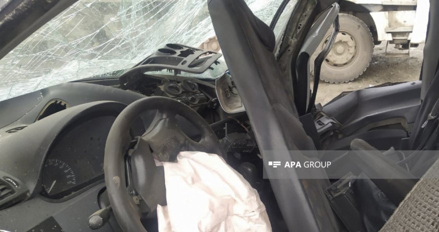 Goranboyda minik maşını aşıb, xəsarət alanlar var