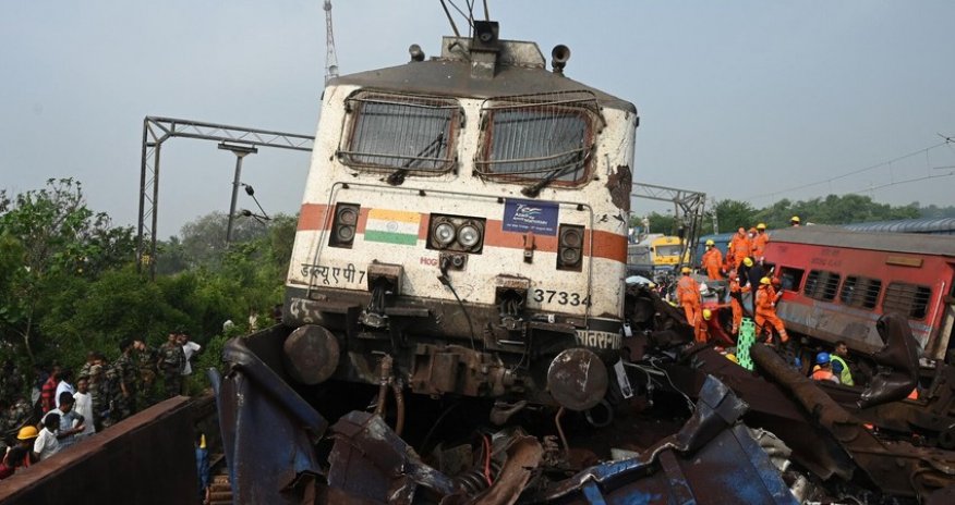 В Индии при падении с поезда погибли не менее пяти человек