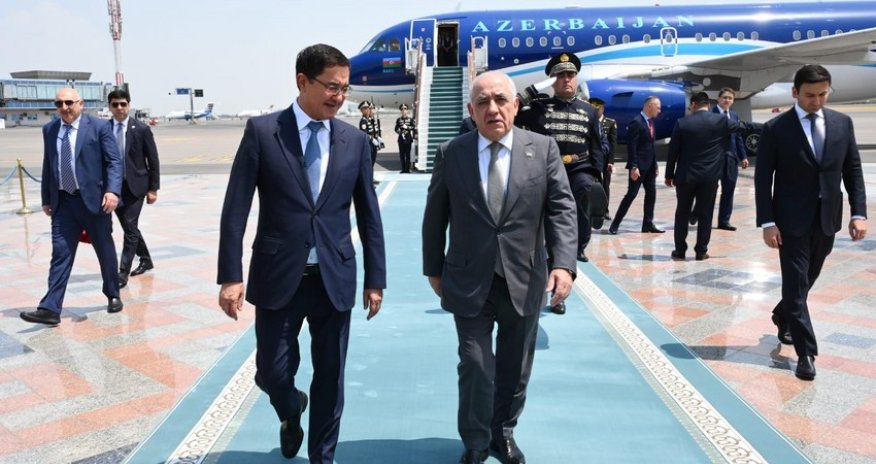 Baş nazir Özbəkistanda səfərdədir