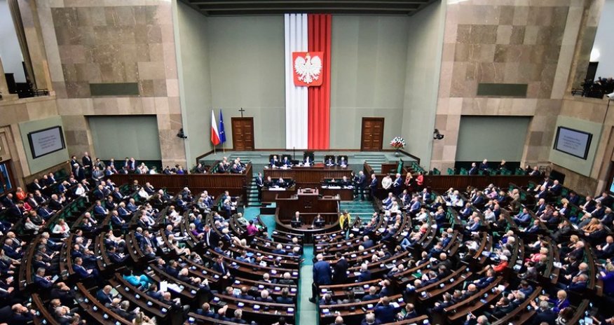 Tusk parlamentdə etimad səsverməsində qalib gəlib