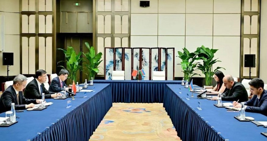 Əmrullayev Çinli həmkarı ilə görüşüb