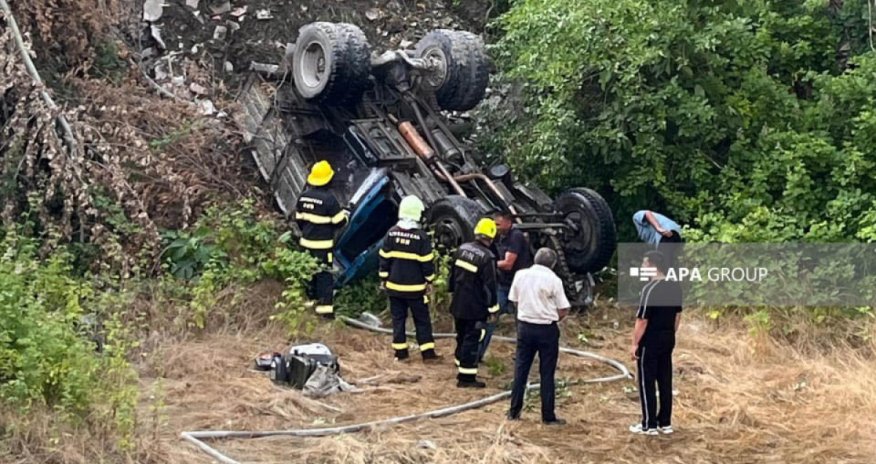 Şəkidə yük maşını aşıb, ölən və xəsarət alan var