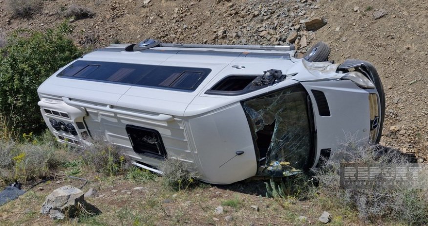 Naxçıvanda mikroavtobus dərəyə aşıb, xəsarət alanlar var