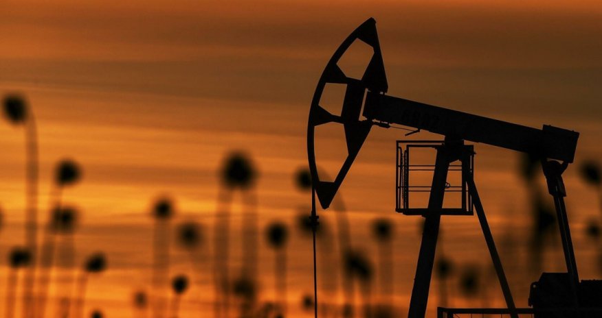 Цены на нефть продолжают расти на опасениях по поводу поставок