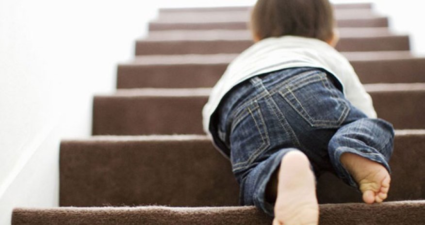 4 yaşlı uşaq yıxılaraq ölüb