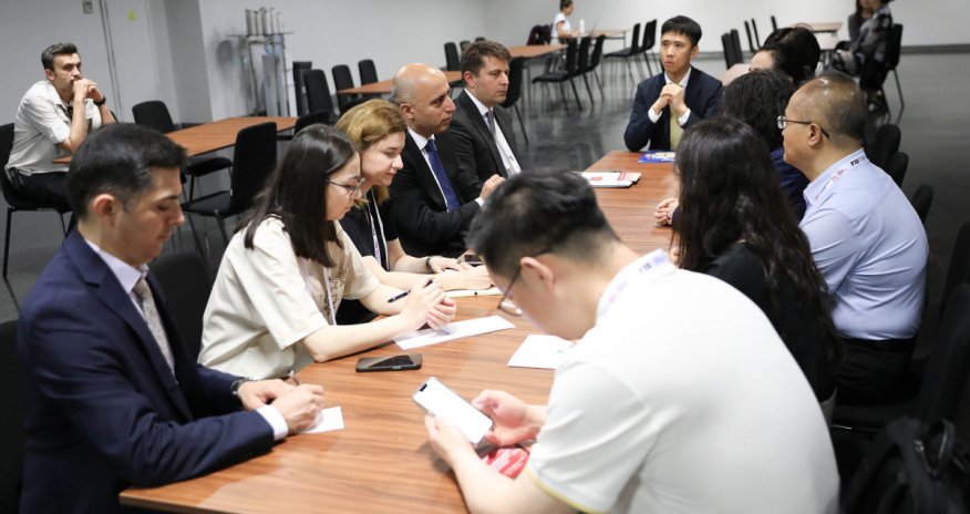 Nazir Çinin 5 universitet rəhbəri ilə görüşüb