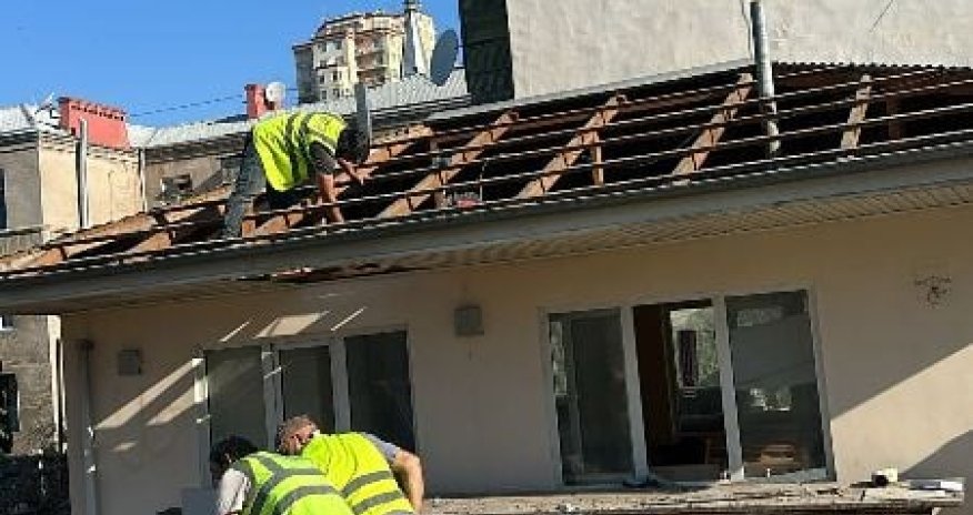 Bakıda binanın damında qanunsuz hovuz sökülüb