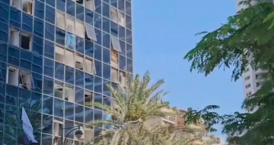 Иранская ракета попала в финансовый район Тель-Авива