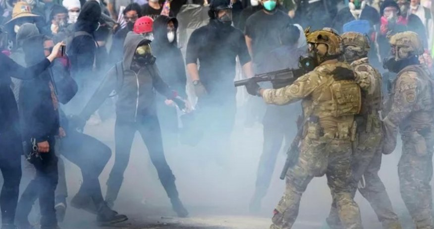 В США более 250 человек прорвались в здание миграционной службы