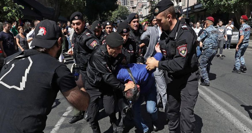 Ermənistanda onlarla müxalifətçi polis tərəfindən saxlanılıb