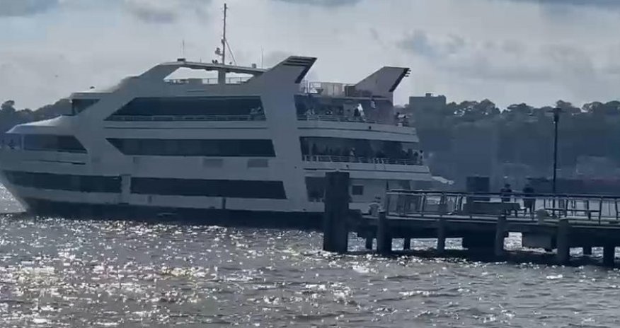 Nyu-Yorkda yaxta çay limanına çırpılıb, 30-dan çox insan xəsarət aldı