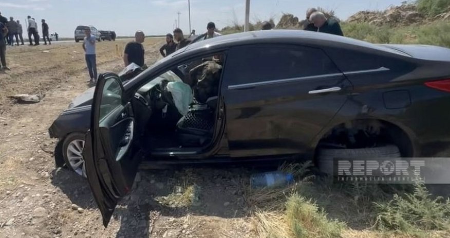 Biləsuvarda minik avtomobili traktorla toqquşub, xəsarət alanlar var