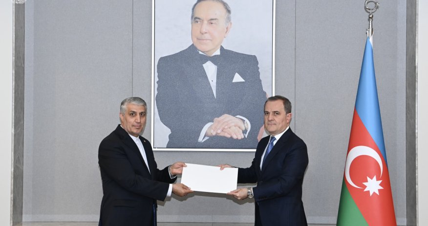Ceyhun Bayramov İranın yeni səfirinin etimadnaməsinin surətini qəbul edib