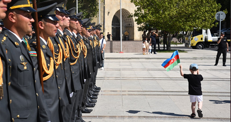 Bakıda hərbi orkestrlərin müşayiəti ilə yürüşlər keçirilir - Video