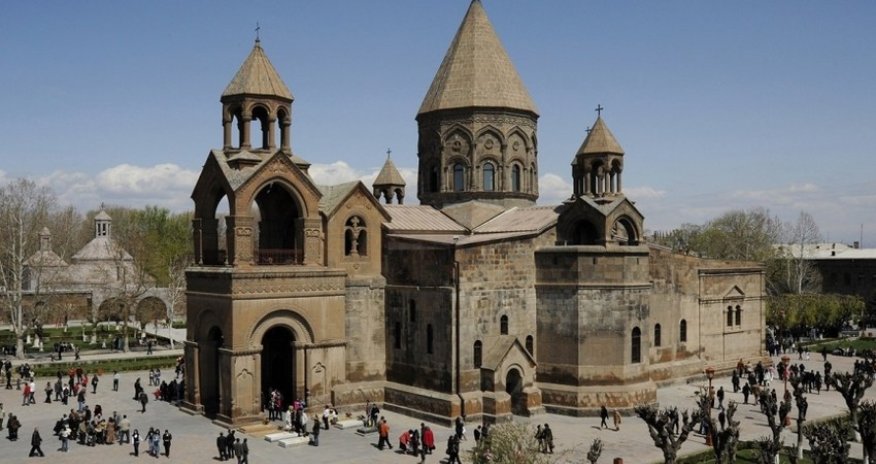 В Армении обыскали резиденцию еще одного архиепископа