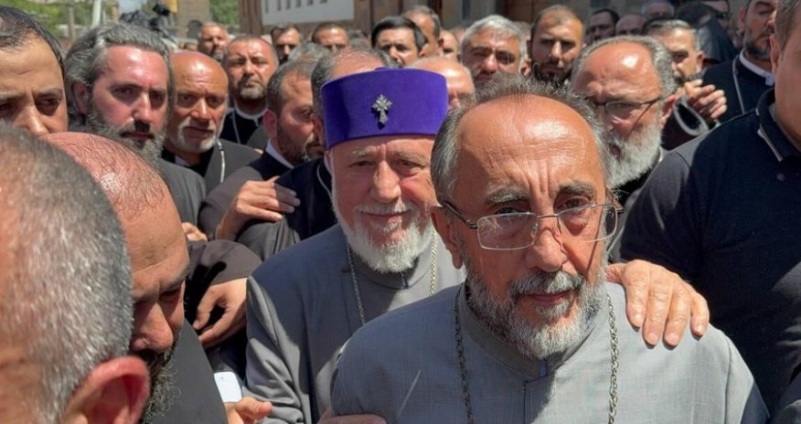 İrəvan məhkəməsi arxiyepiskop Mikael Acapaxyanı həbs edib