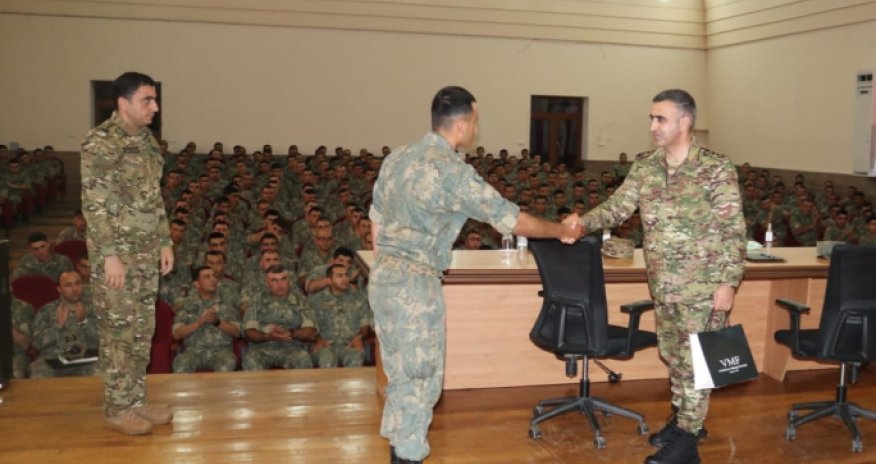 Yüksəkrütbəli rəsmilər sərhəd zonasında hərbçilərlə görüşdü, fərqlənənlər mükafatlandırıldı