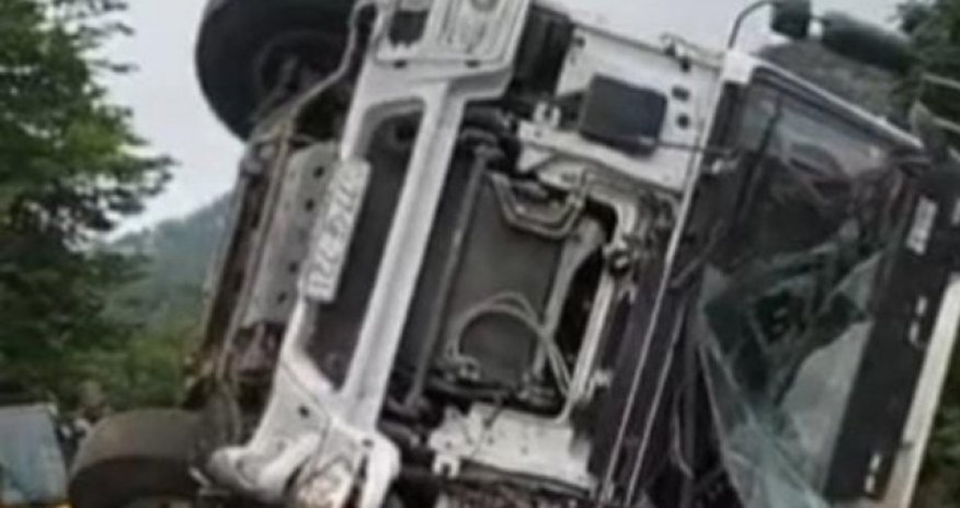 Laçında yük maşını dərəyə aşıb