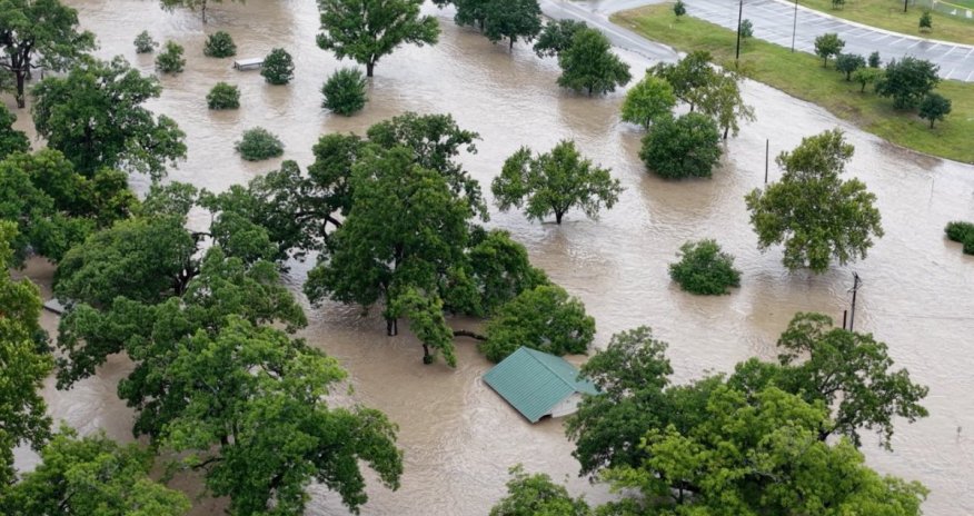 Трамп ввел режим ЧС из-за наводнения