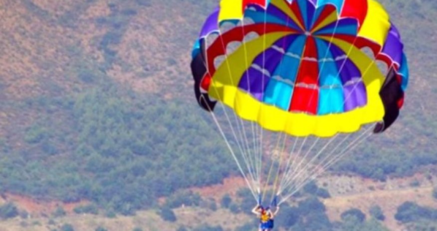 Siyəzəndə qadın paraşütlə qayaya çırpılaraq ölüb