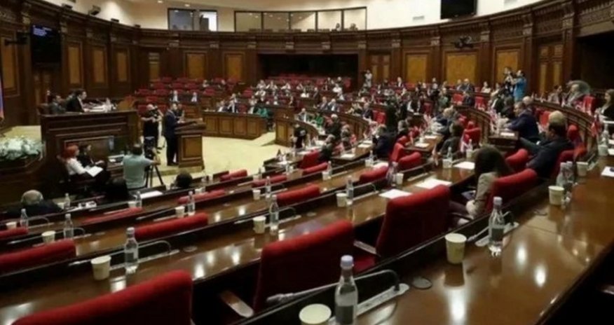 Ermənistanda parlamentdə deputatlara hücum ediblər