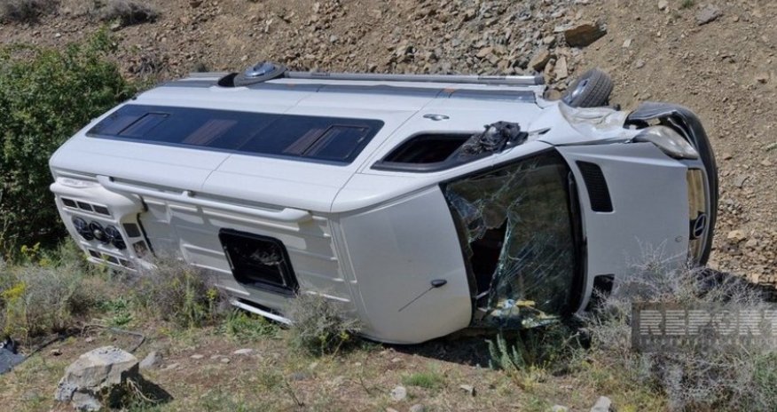 Ağdam-Füzuli yolunda mikroavtobus aşıb, 20 nəfər xəsarət alıb