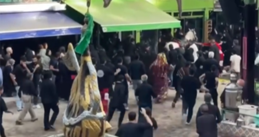 İranda mərasim zamanı at insanların üzərinə çıxıb, yaralılar var - Video