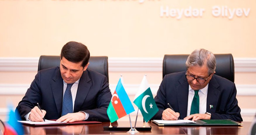 Fərid Əhmədov pakistanlı həmkarı ilə görüşüb