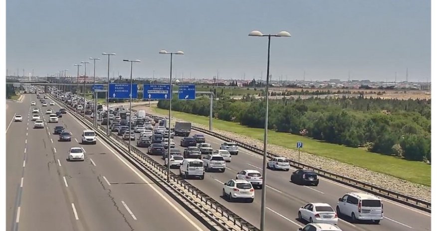 Aeroport yolunda qəza tıxaca səbəb olub