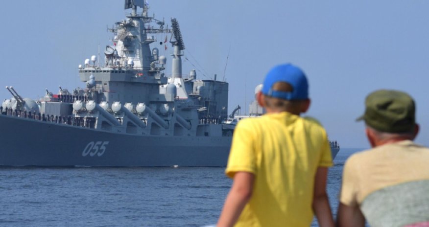 Парады и салюты отменяют в России