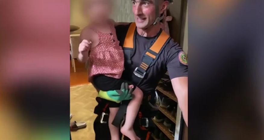 Köməksiz qalan azyaşlı xilas edildi - Video