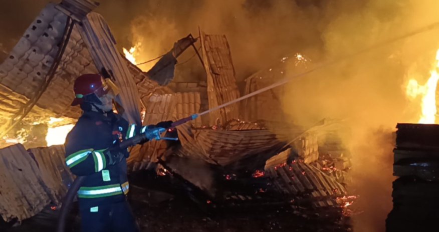 Fire at Baku lumber market extinguished &mdash; emergency ministry