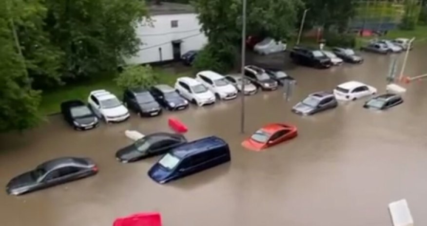 Heavy rain floods Moscow streets, disrupts transport