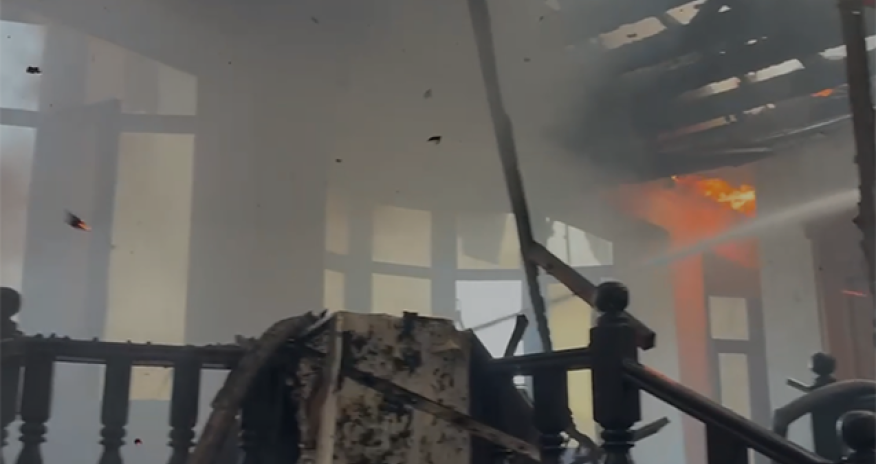 Binəqədidə ikimərtəbəli ev yanıb