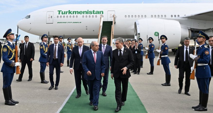 Qurbanqulu Berdiməhəmmədov Azərbaycana səfərə gəlib