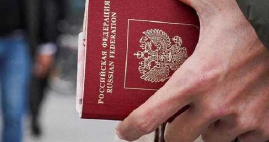 Латвия массово депортирует россиян