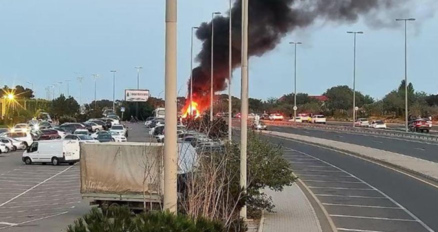 Zuğulba şosesində maşın yanıb