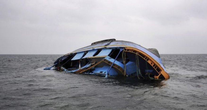 При крушении туристического судна на севере Вьетнама погибли не менее 38 человек