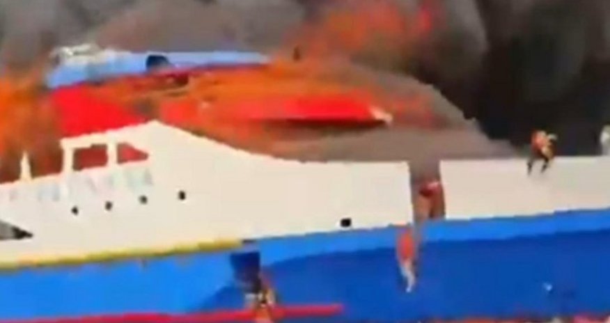 В Индонезии загорелся паром с 280 людьми на борту