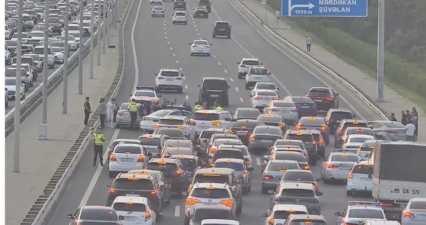 Qəza səbəbindən Buzovna-Mərdəkan yolunda tıxac yaranıb