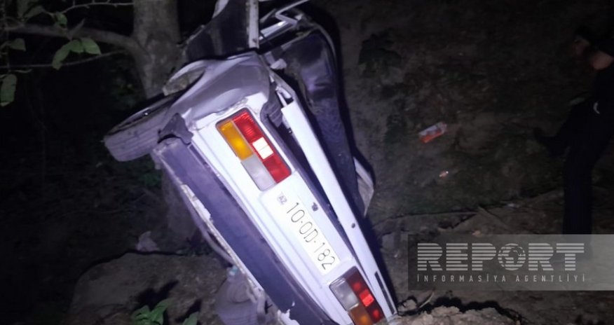 Lənkəranda avtomobil dərəyə aşıb, xəsarət alanlar var