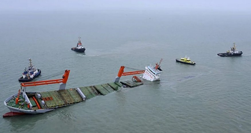 В порту на севере Германии столкнулись два судна, произошла уточка топлива