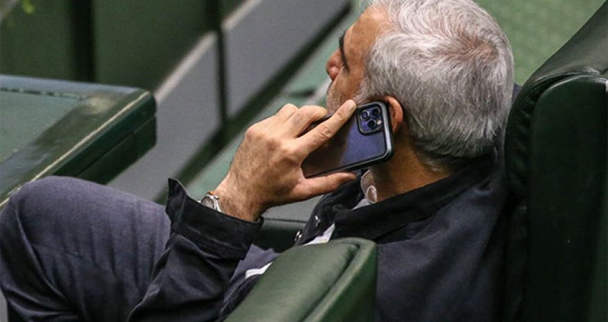 İran parlamentində telefondan istifadə qadağan edildi