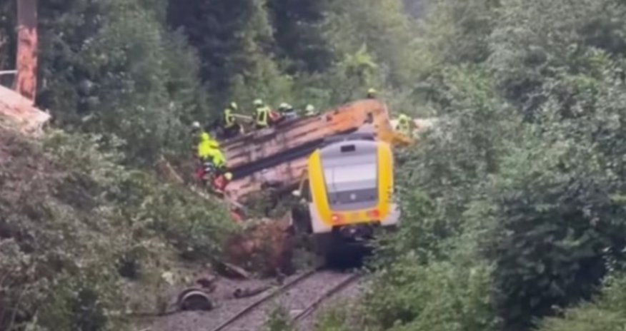 Almaniyada sərnişin qatarı relsdən çıxıb, xeyli sayda yaralı var